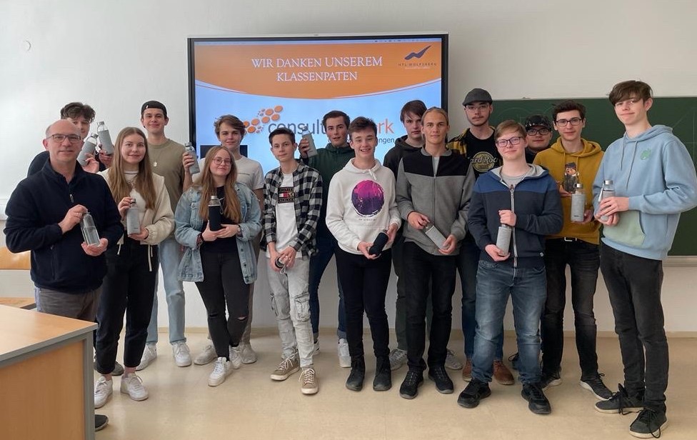 consultnetwork unterstützt Patenklasse der HTL Wolfsberg mit Trinkflaschen aus Glas
